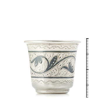 Маленькая стопка из серебра с чернью Маленькая стопка из серебра с чернью