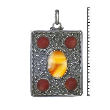 Кулон с сердоликом и кораллами Кулон с сердоликом и кораллами