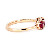 Кольцо золотое с тремя овальными рубинами и бриллиантами